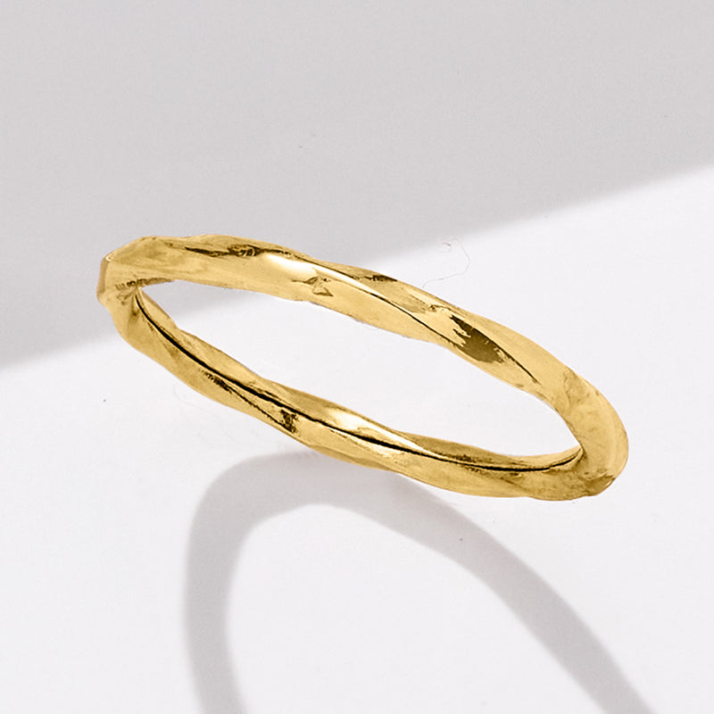 Twisted 18kt yellow gold ring with rope twist and reflective polished finish