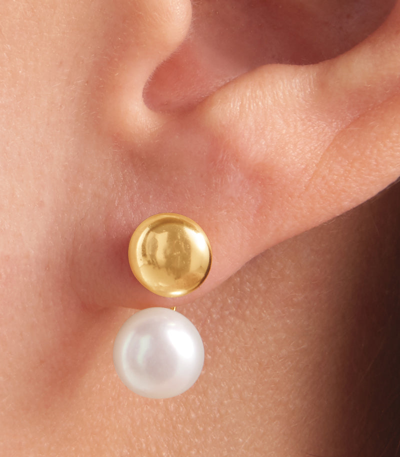 Round 14kt yellow gold cap with white cultured pearl stud earring