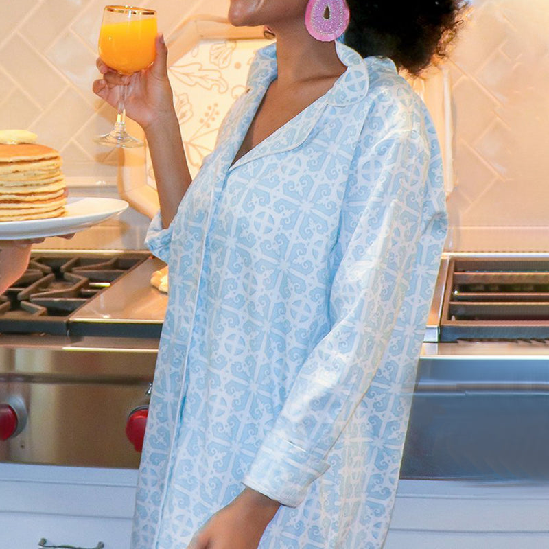 Light blue patterned sateen sleep shirt with V-neck and long sleeves