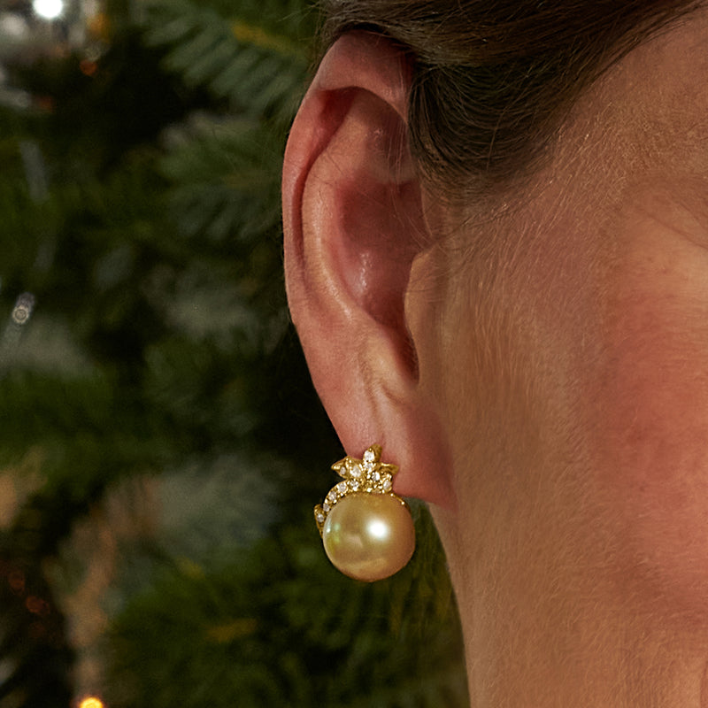 Cultured pearl stud earrings in 18kt yellow gold with diamond cluster top