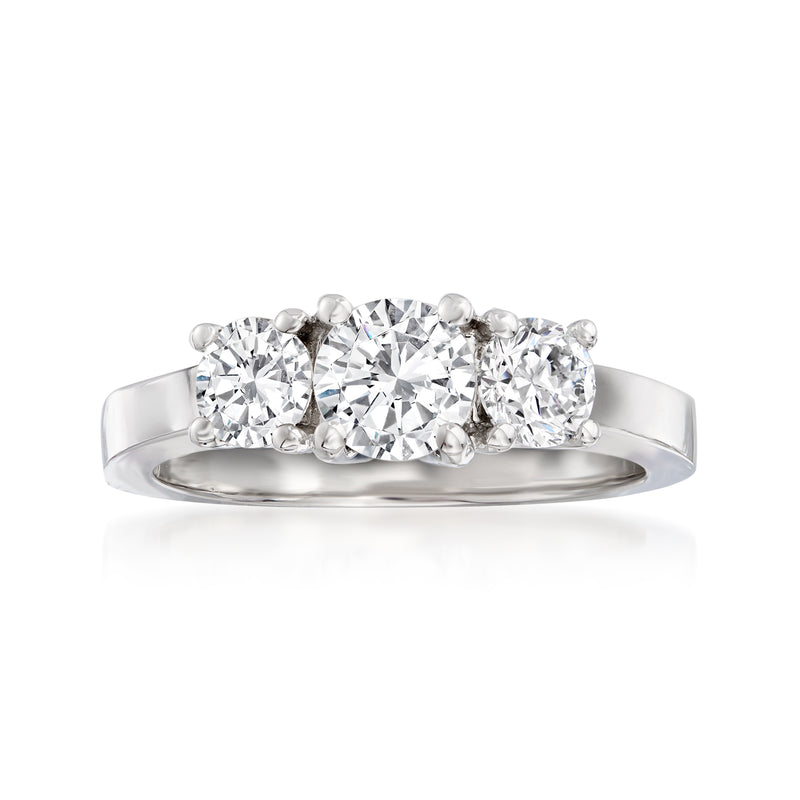 Three-stone diamond ring in 14kt white gold with three round stones