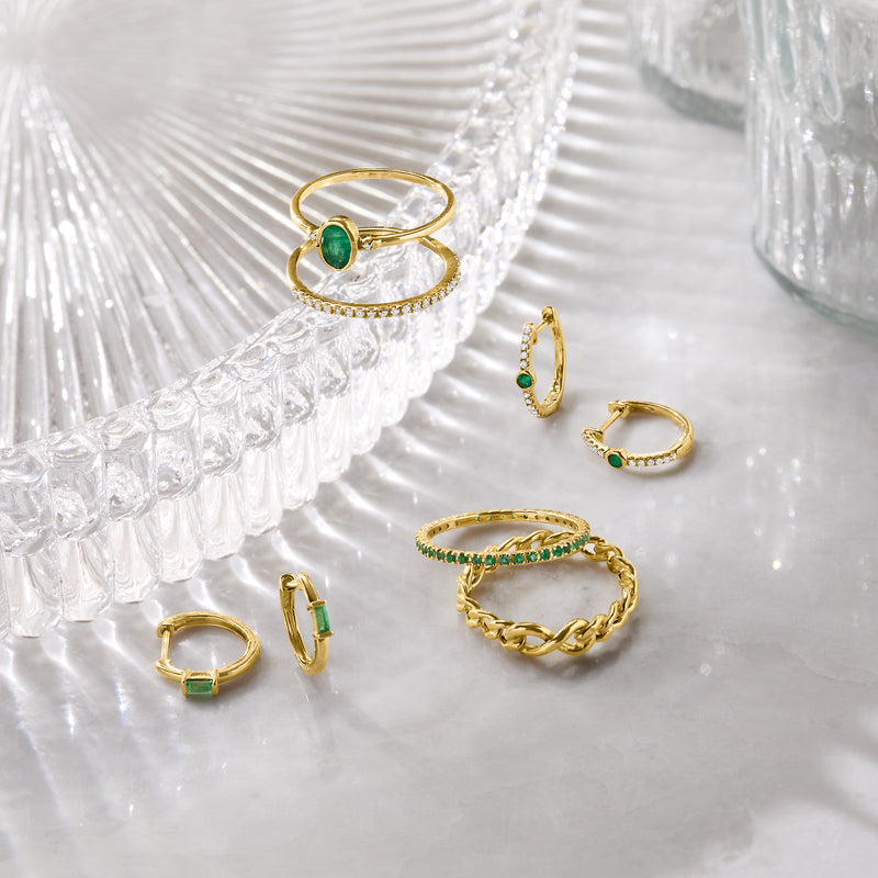 Yellow gold infinity curb-link ring, polished linked infinity band on display