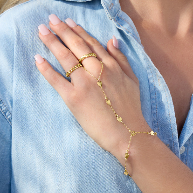 Twisted 14kt yellow gold band ring on hand