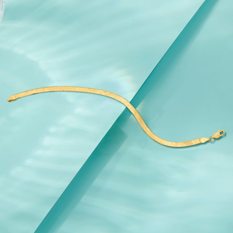 14kt yellow gold herringbone bracelet close-up of chain links and clasp end