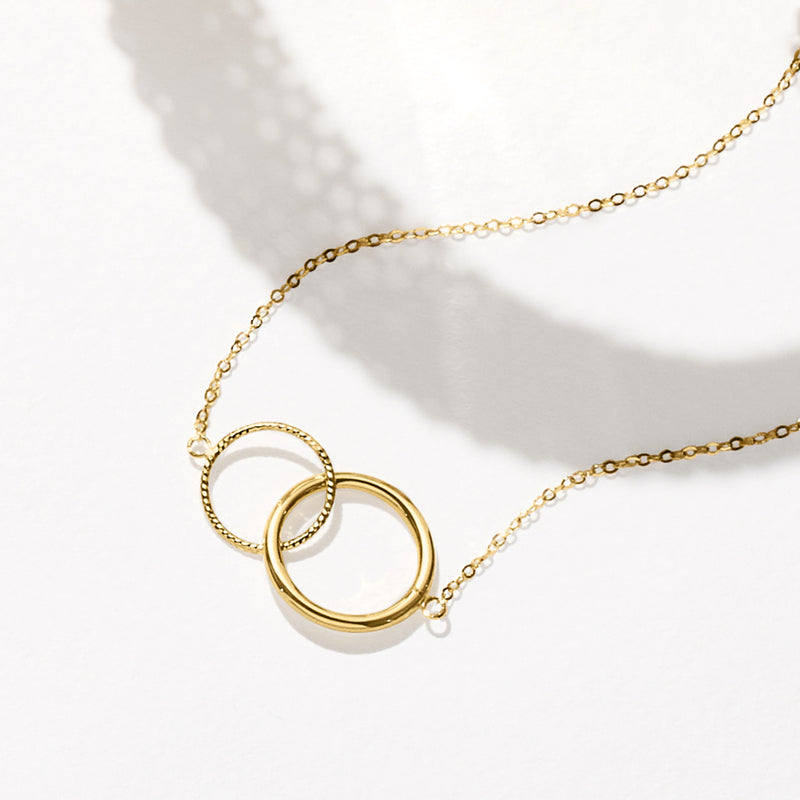 Interlocking circle ring pendant necklace in 18kt yellow gold, close-up