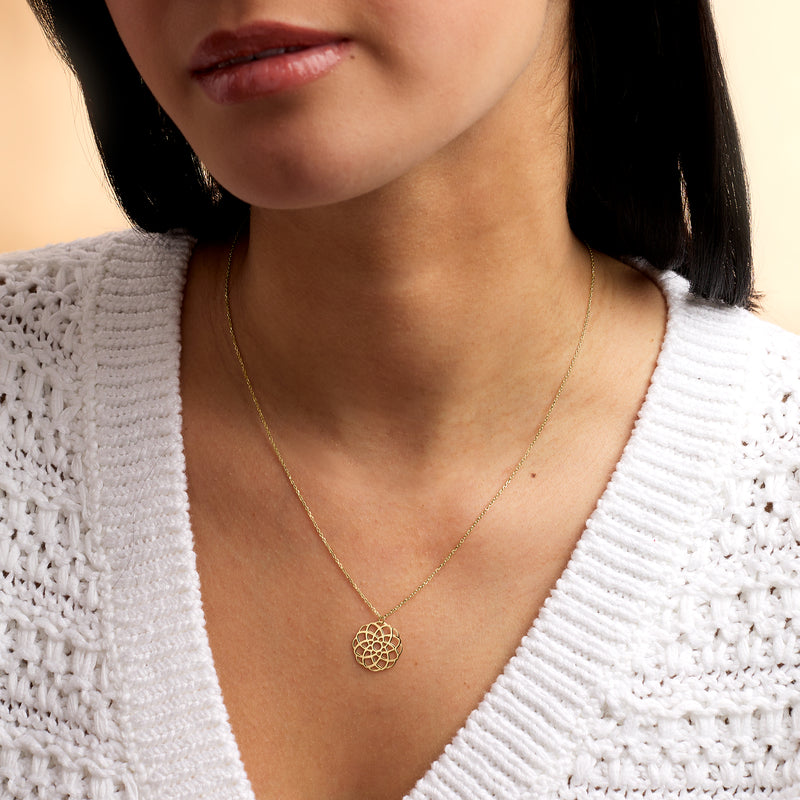 Yellow gold chain necklace with round openwork flower medallion pendant
