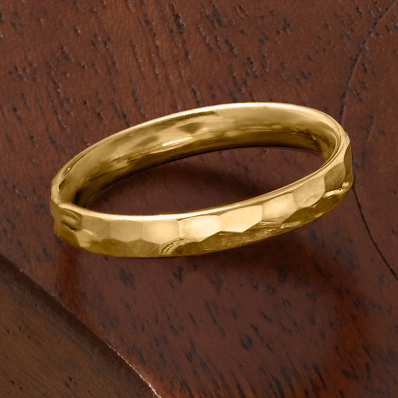 10kt yellow gold hammered band ring, flat top view showing faceted finish