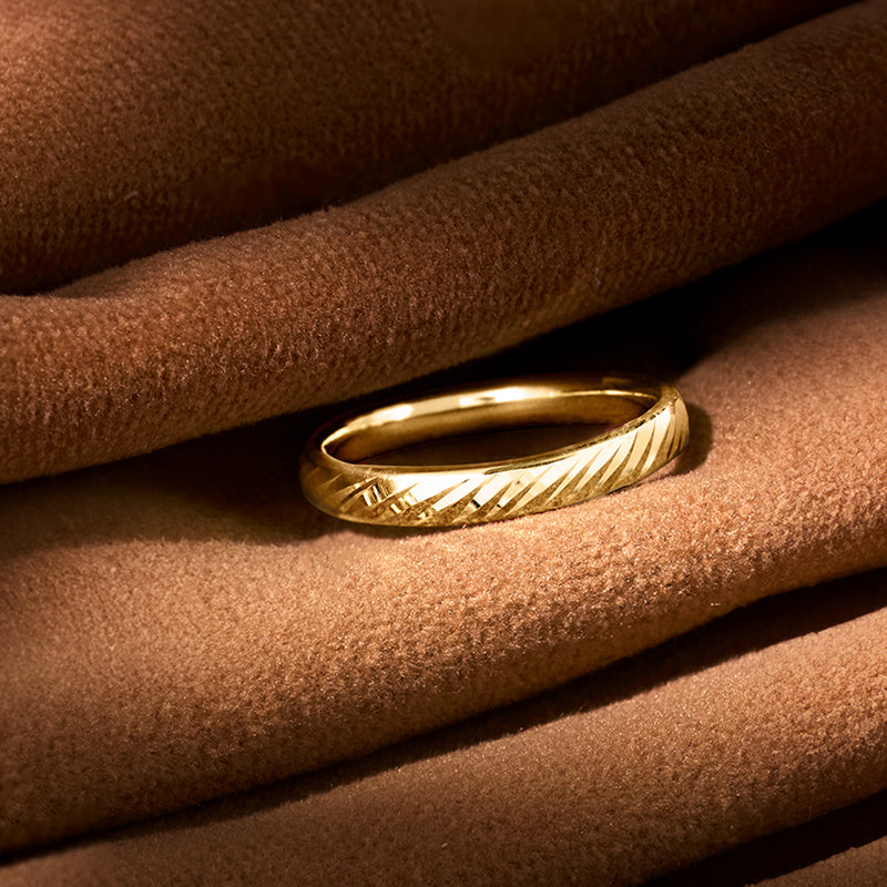 Yellow gold diamond-cut ring, close-up of braided pattern on the band