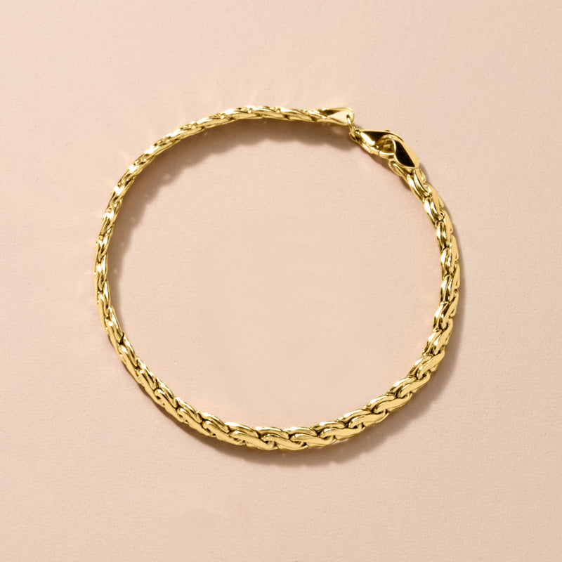 10kt yellow gold curved-link bracelet close-up of rounded chain links