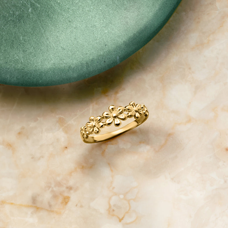 Yellow gold multi-flower ring featuring three flower-shaped plaques on band