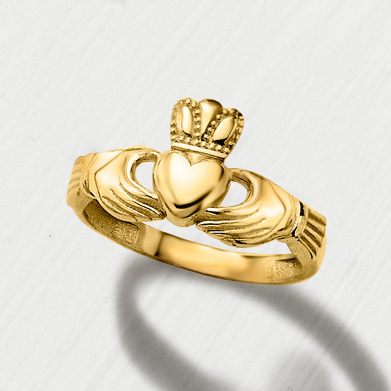 14kt yellow gold claddagh ring top view, crown over heart on curved band