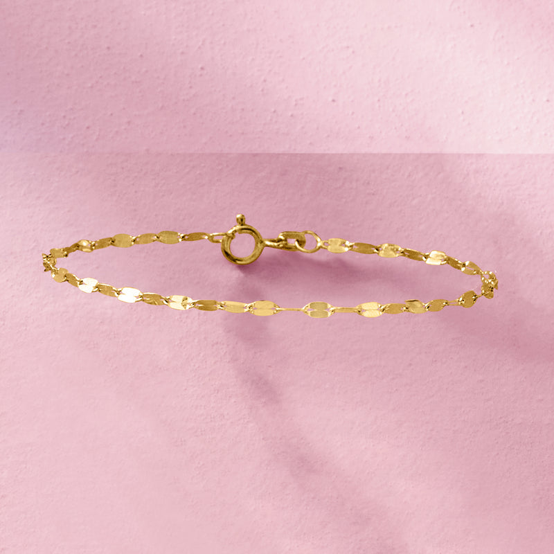 Yellow gold chain bracelet with round clasp and twisted oval link pattern