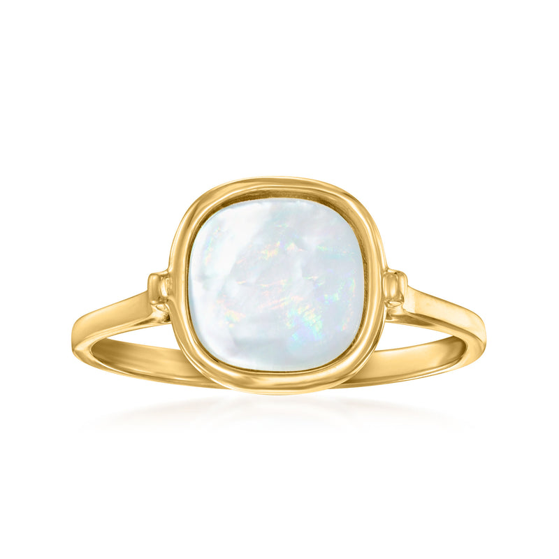 14kt yellow gold ring with round mother-of-pearl center stone