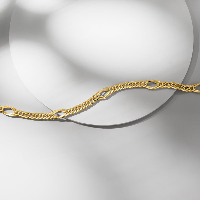 14kt yellow gold geometric oval-link necklace detail with linked pattern