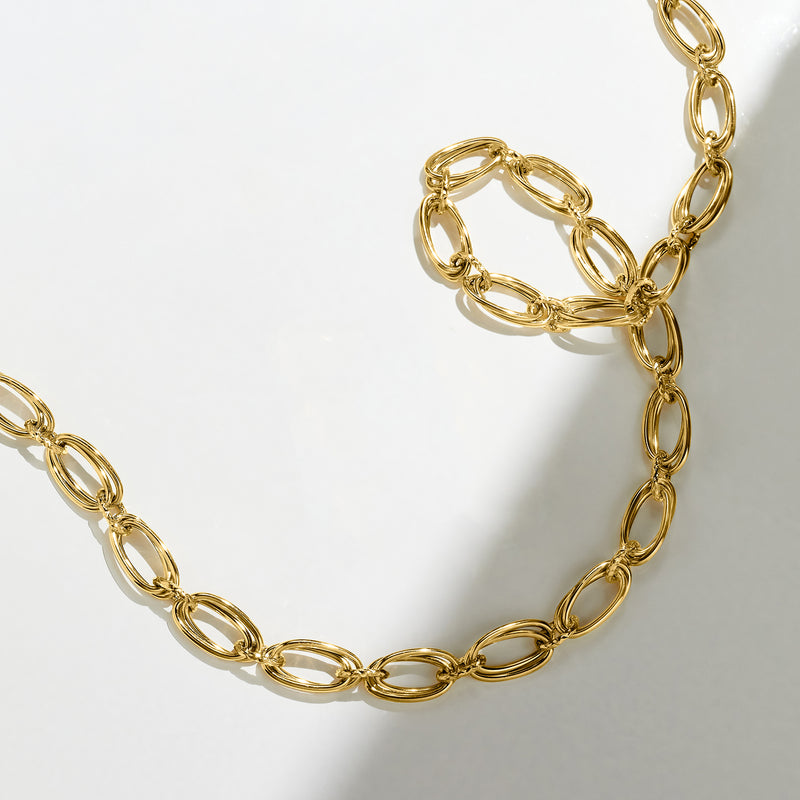 Italian 18kt yellow gold double-oval link necklace, close view of oval links