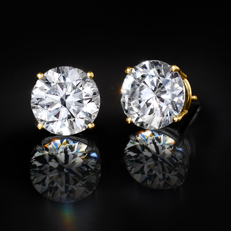 Pair of round diamond stud earrings in 14kt yellow gold, faceted center stone