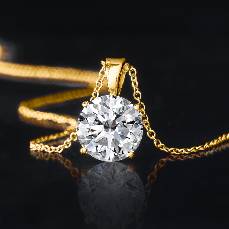 Close-up: 14kt yellow gold solitaire diamond pendant with round center stone
