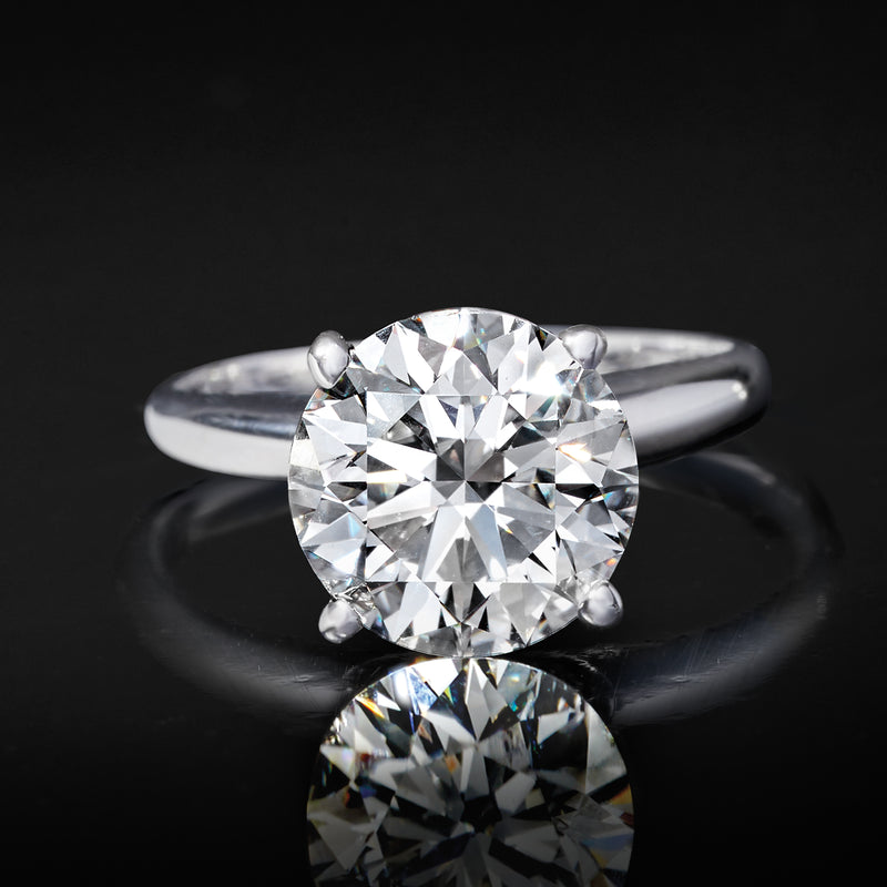 Round solitaire diamond ring in white gold, close-up of center stone