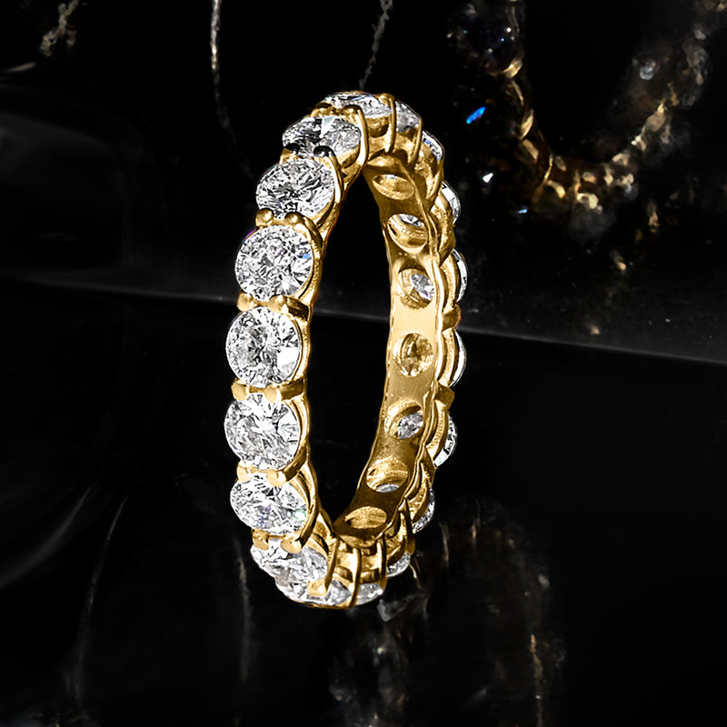 Yellow gold eternity band with bezel-set round lab-grown diamonds and scalloped edges