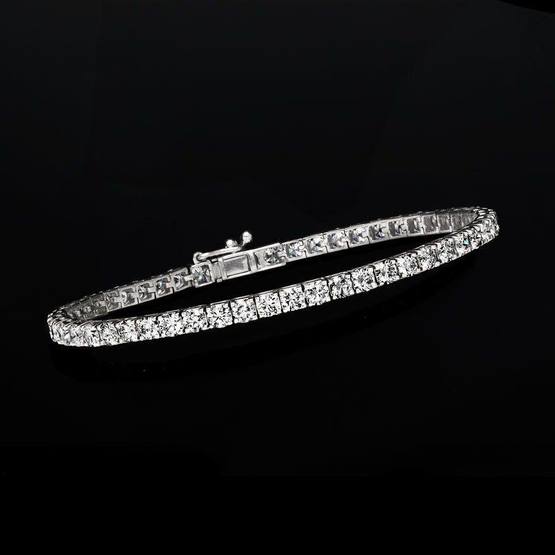 Diamond tennis bracelet in 14kt white gold with connected row of round stones