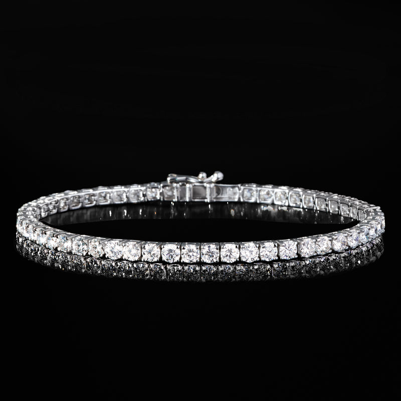 Diamond tennis bracelet with bright round stones in 14kt white gold, continuous row