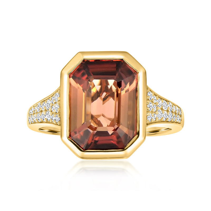 Pink tourmaline ring in 18kt yellow gold with diamond pavé shoulders