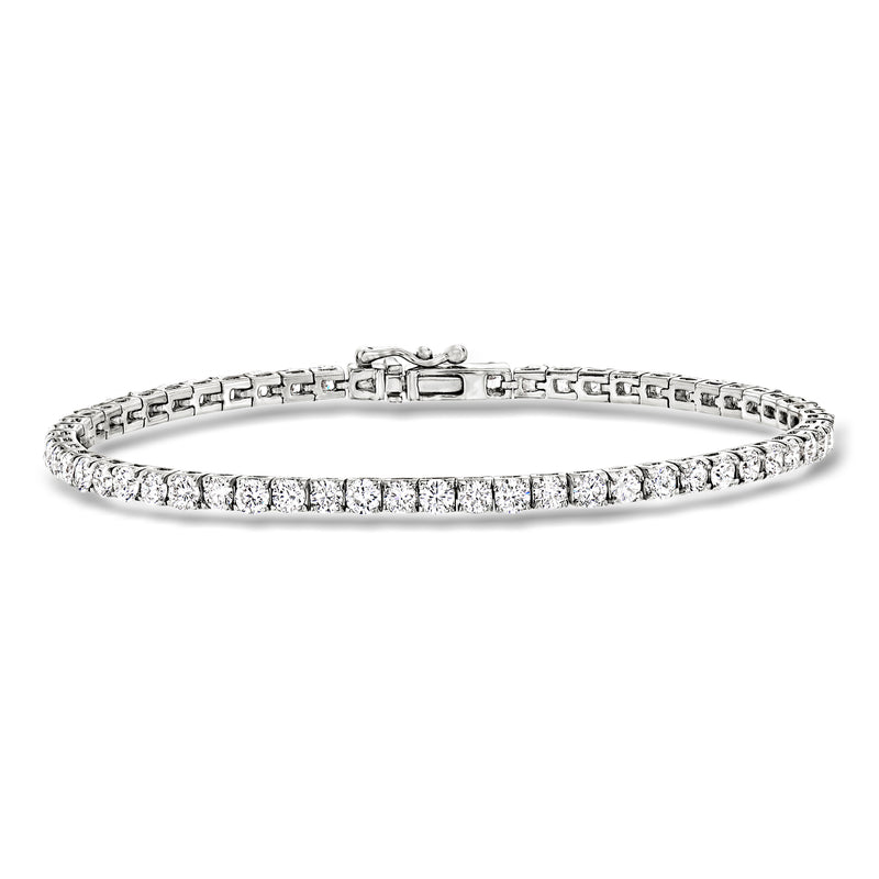 Diamond tennis bracelet in 14kt white gold with round stones and center clasp