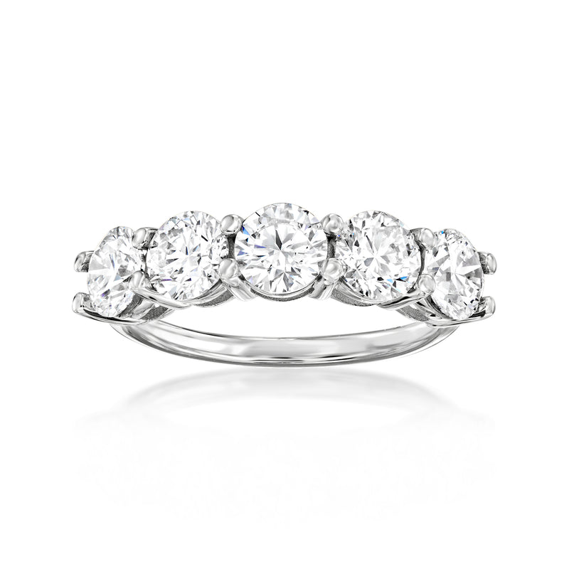 Five-stone diamond ring in 14kt white gold with five round stones, prong-set