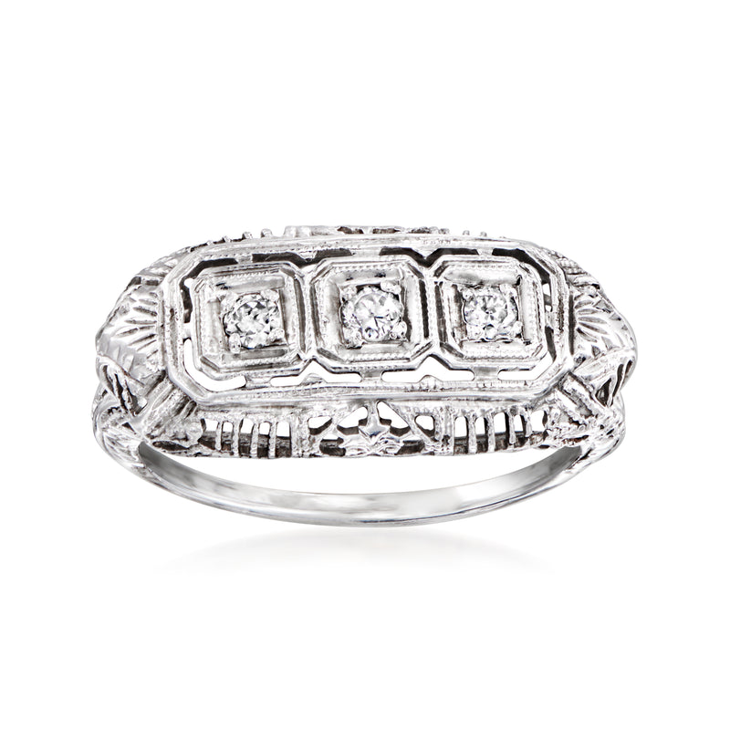 Vintage three-stone diamond filigree ring in 18kt white gold, square center and side stones