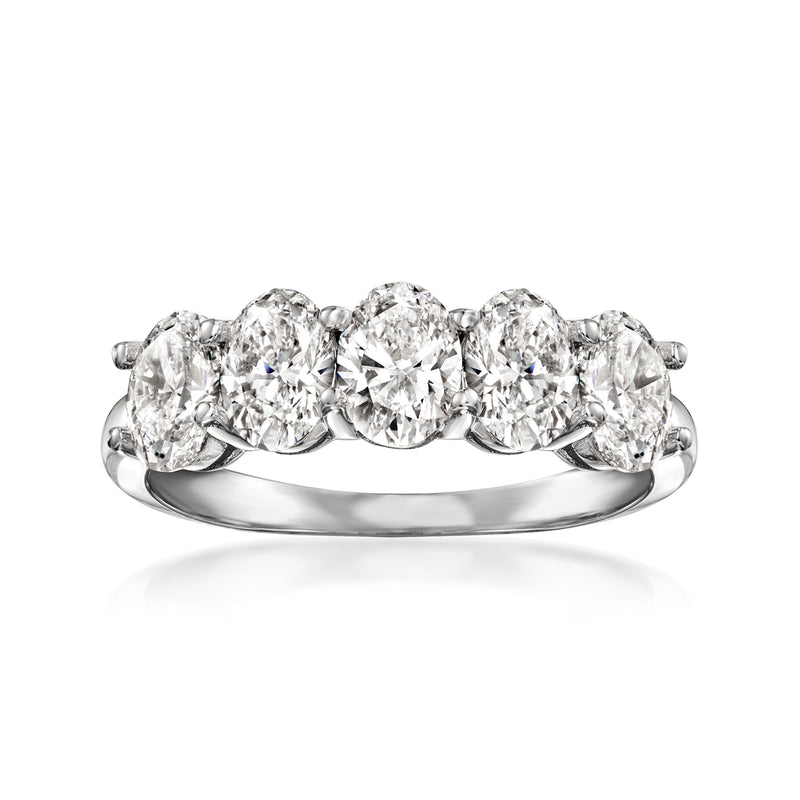 Five-stone diamond ring in 14kt white gold, five round brilliant stones
