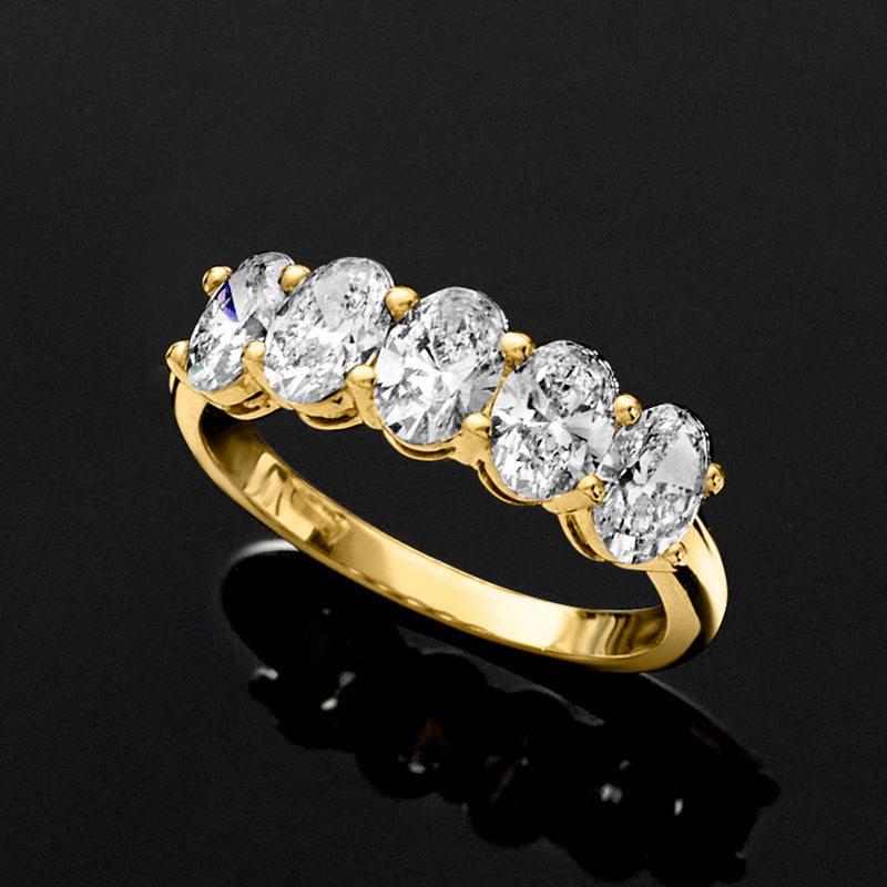 Five-stone diamond ring, 14kt yellow gold with four round stones across the top band