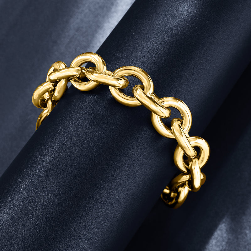 Yellow gold cable-chain bracelet close-up of oval links and round clasp