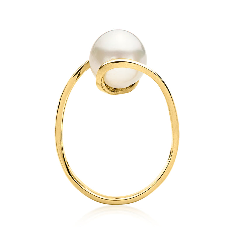 Cultured South Sea pearl ring in yellow gold with oval white pearl centerpiece