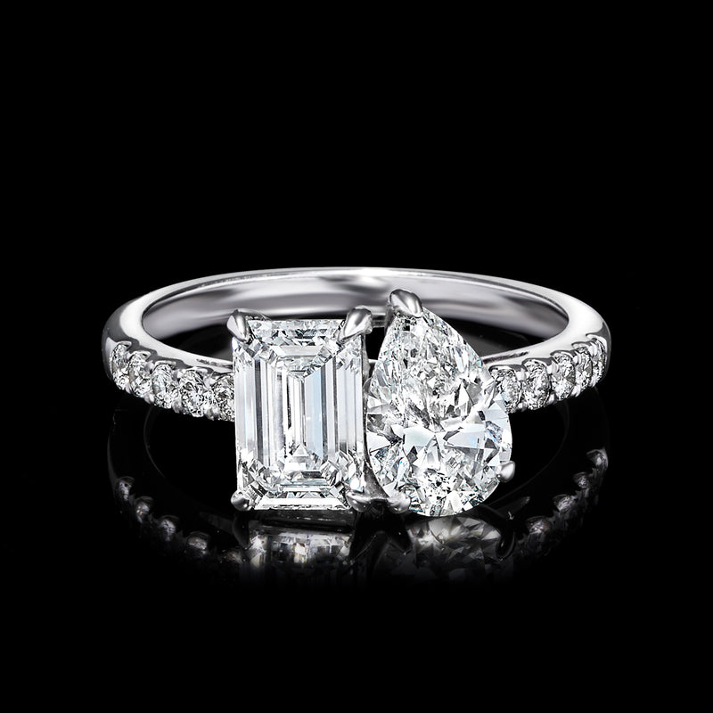 Lab-grown diamond Toi et Moi ring in white gold with emerald and pear-cut diamonds