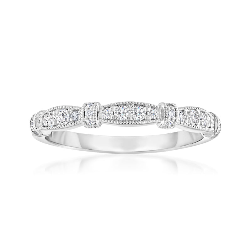 Diamond marquise ring in 14kt white gold with pavé accents