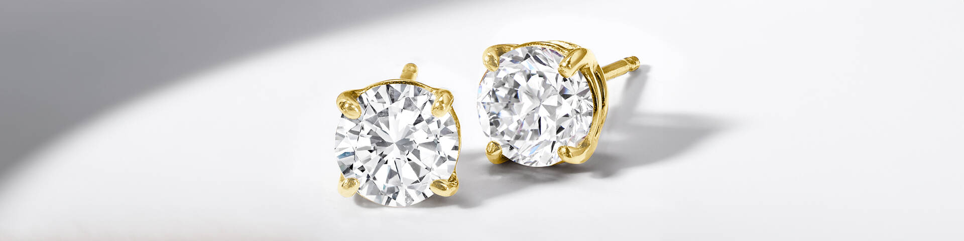 Round CZ Stud Earrings in 18kt Gold