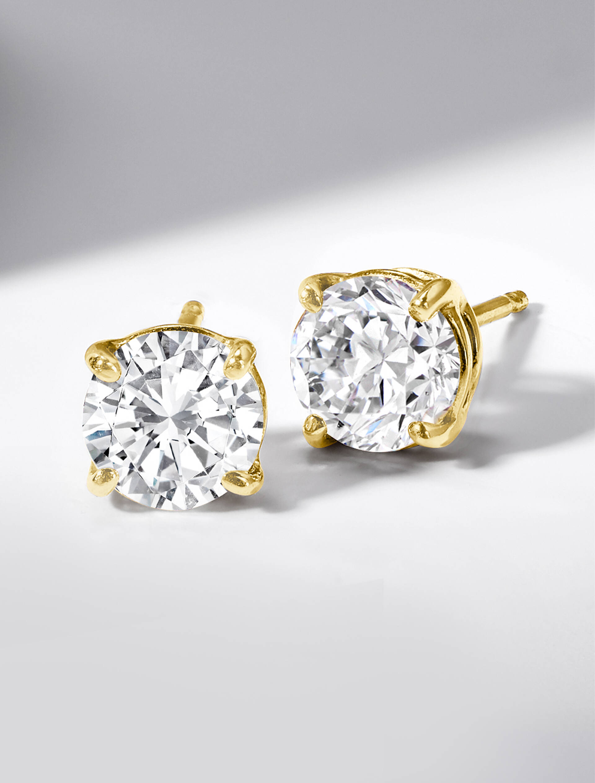 Round CZ Stud Earrings in 18kt Gold
