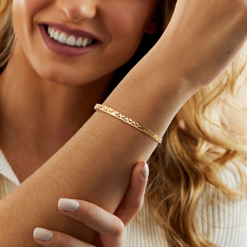 C. 1990 Vintage 18kt Yellow Gold Triangle-Pattern Bangle Bracelet. 8" image number 1