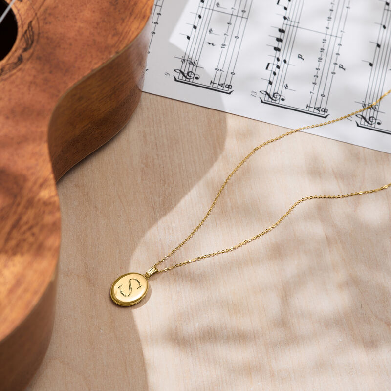 10kt Yellow Gold Personalized Oval Locket Necklace image number 2