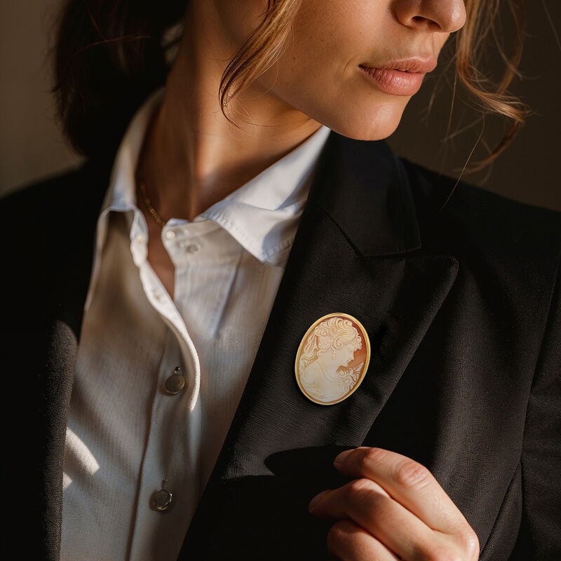 C. 1980 Vintage Brown Shell Cameo Pin/Pendant in 18kt Yellow Gold image number 2