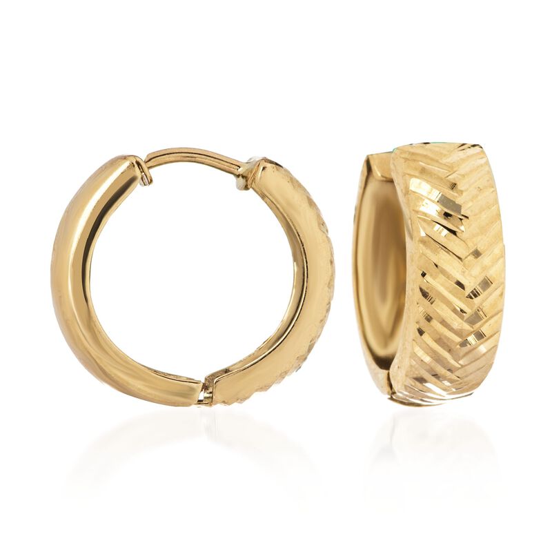 14kt Yellow Gold Diamond-Cut Chevron Huggie Hoop Earrings image number 0
