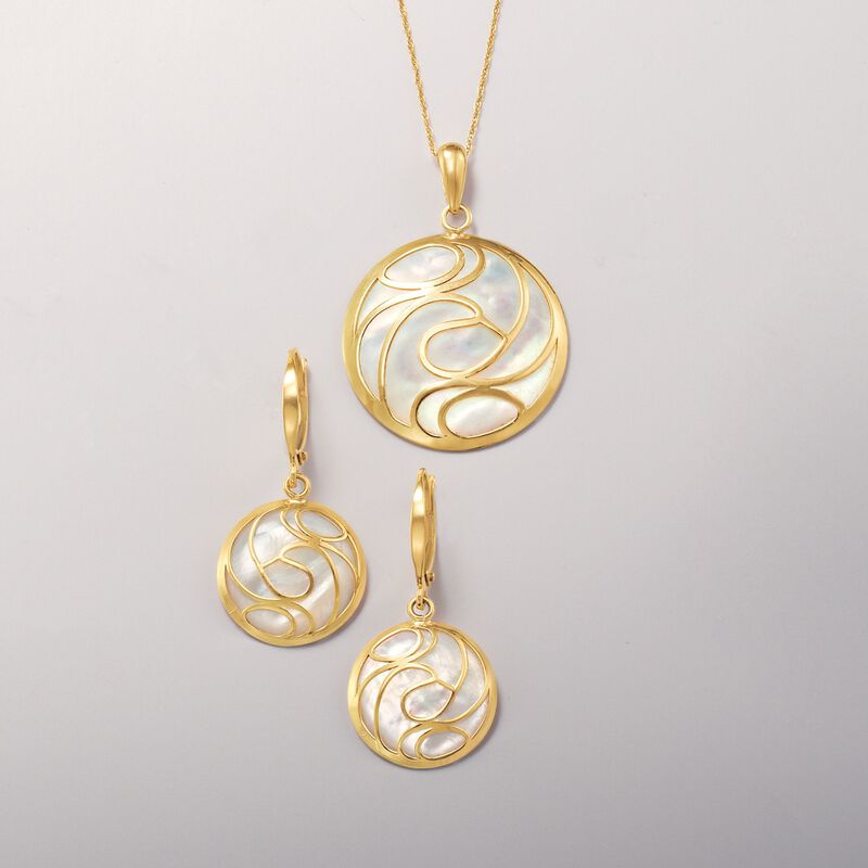 Mother-Of-Pearl Swirl Pendant Necklace in 14kt Yellow Gold image number 2
