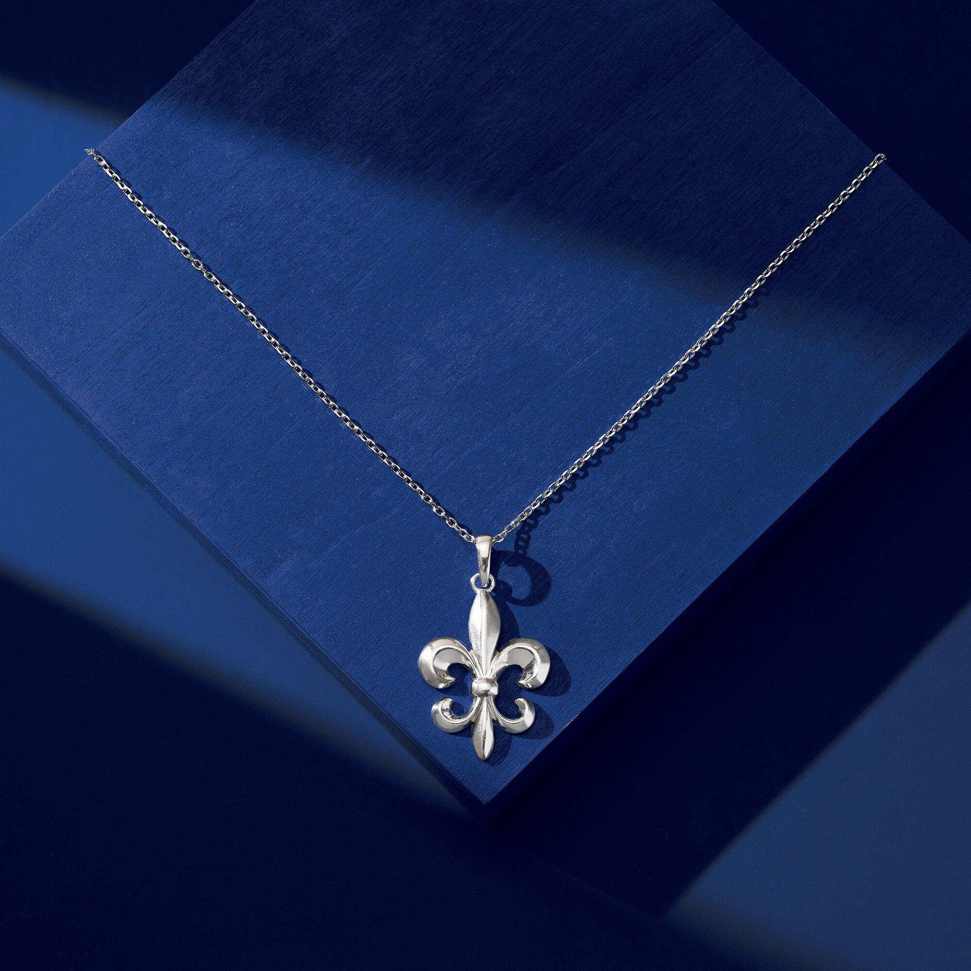 Italian Sterling Silver Fleur De Lis Necklace. 18