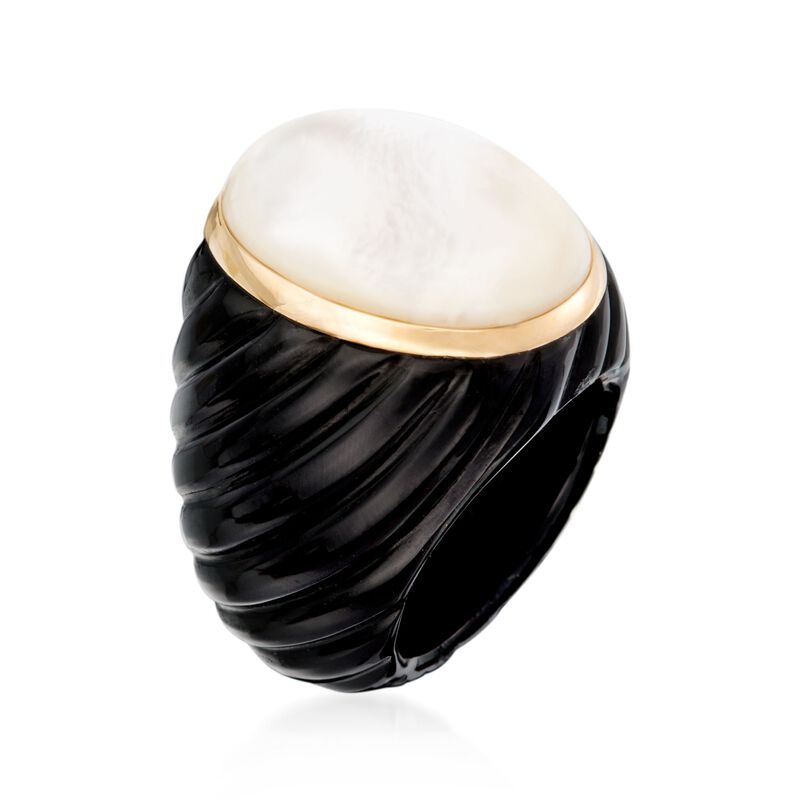 Mother-Of-Pearl and Black Agate Ring in 14kt Yellow Gold image number 2