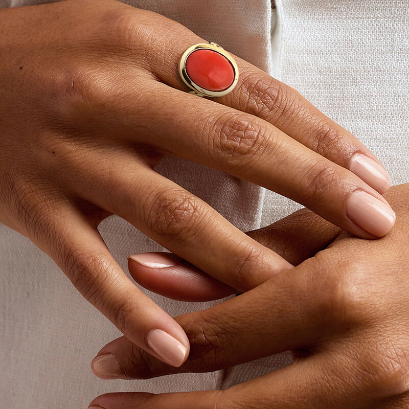 C. 1940 Vintage Coral Ring in 14kt Yellow Gold. Size 7 image number 1