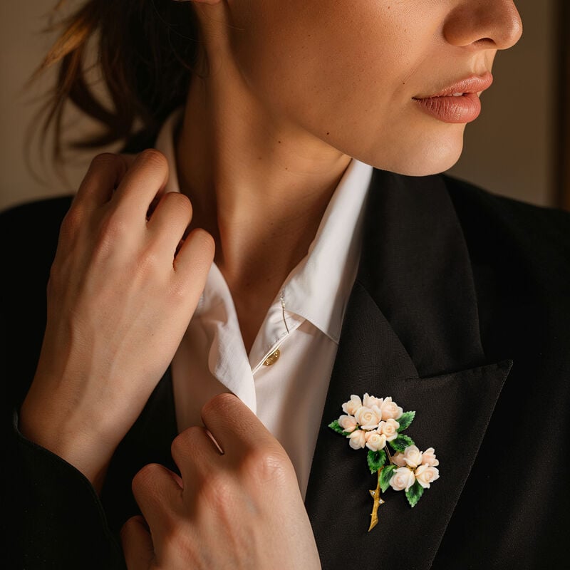 C. 1960 Vintage White Coral Roses Pin with Nephrite and Diamonds in 18kt Yellow Gold  image number 1