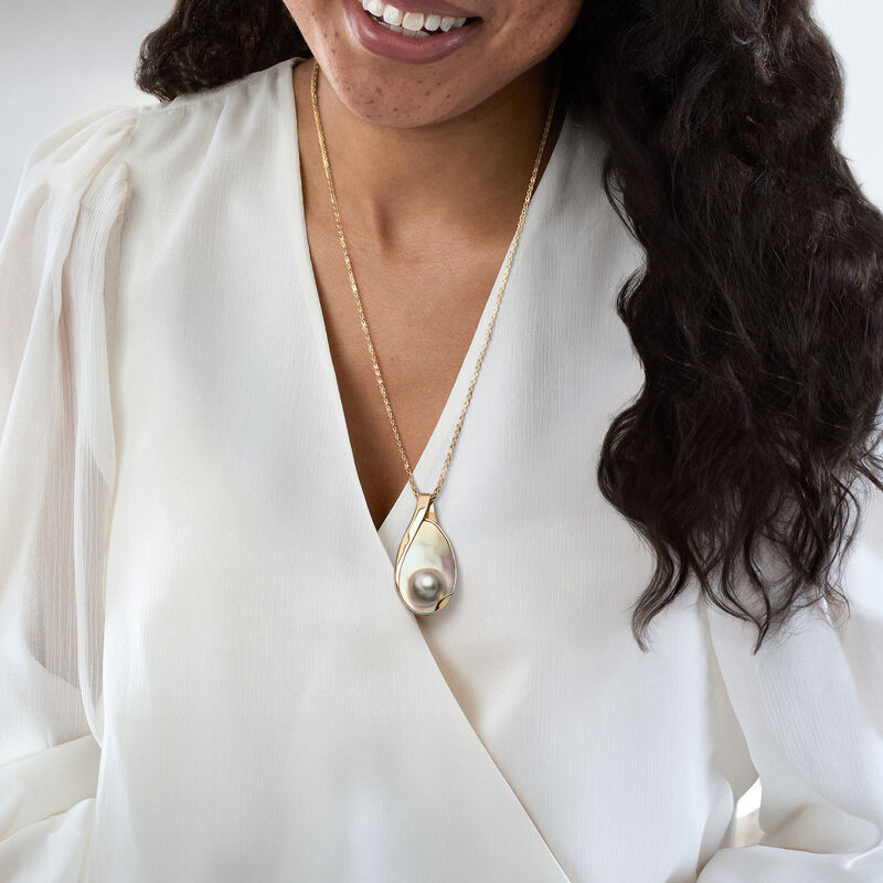 C. 1980 Vintage 43x26mm Cultured Blister Pearl Pendant Necklace in 14kt Yellow Gold. 24" image number 1