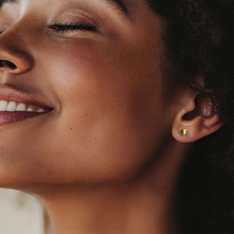 Onyx, Mother-of-Pearl and 10kt Yellow Gold Jewelry Set: Heart Stud Earrings with Two Pairs of Interchangeable Discs  image number 3
