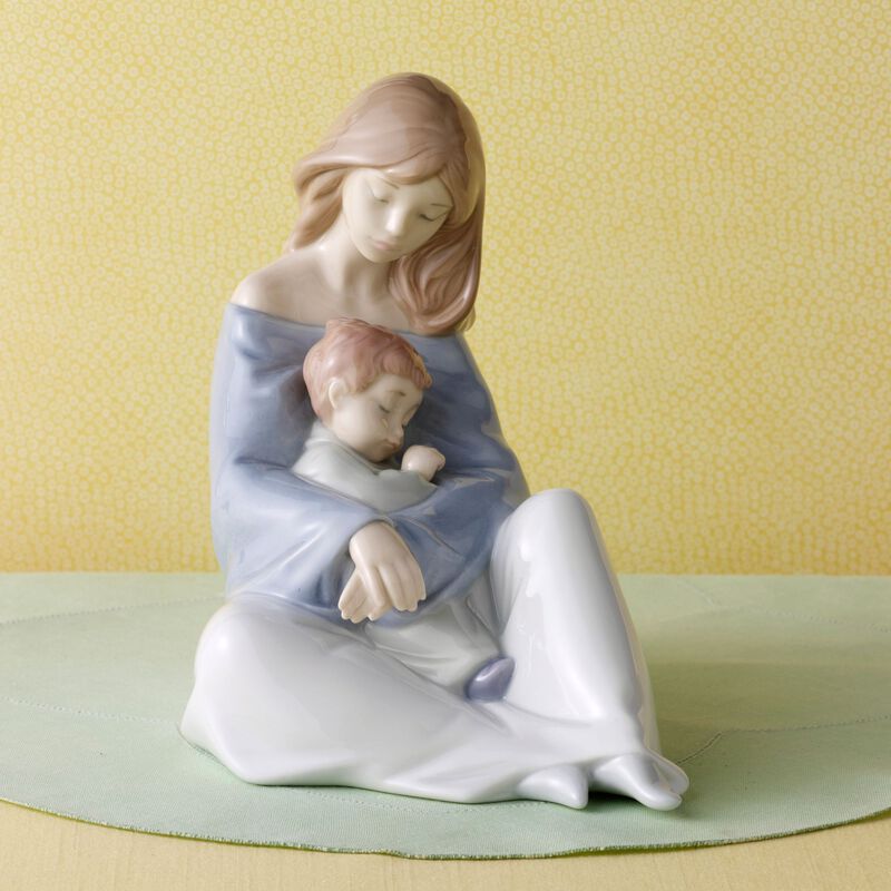 Nao &quot;Greatest Bond&quot; Porcelain Figurine image number 0