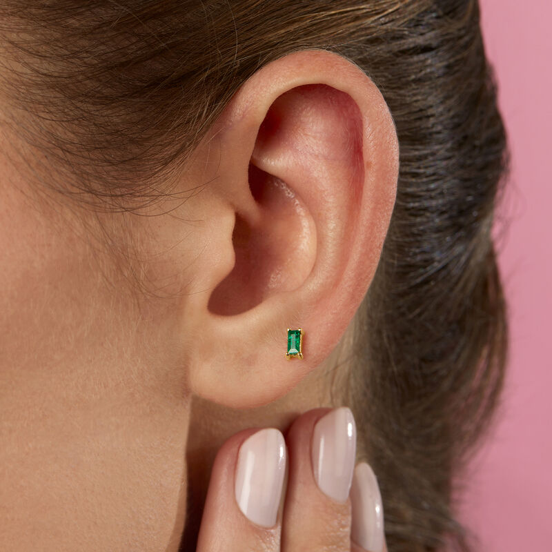 Baguette Emerald Single Flat-Back Stud Earring in 14kt Yellow Gold image number 5
